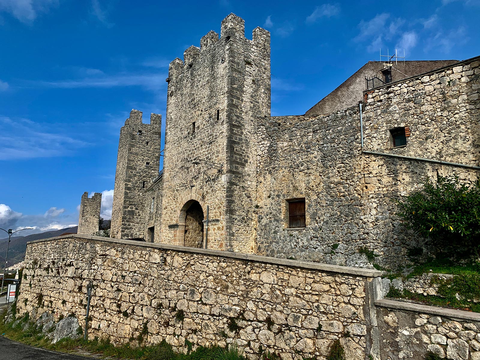 Vico del Lazio il Borgo delle 25 Torri